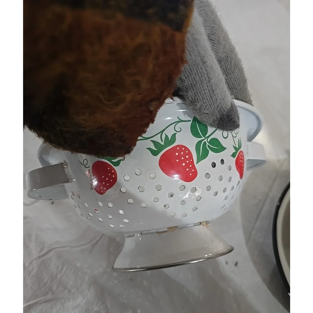 Vtg 1983 Teleflora White Strawberries‎ Enamel Shiny Kitchen Strainer Colander